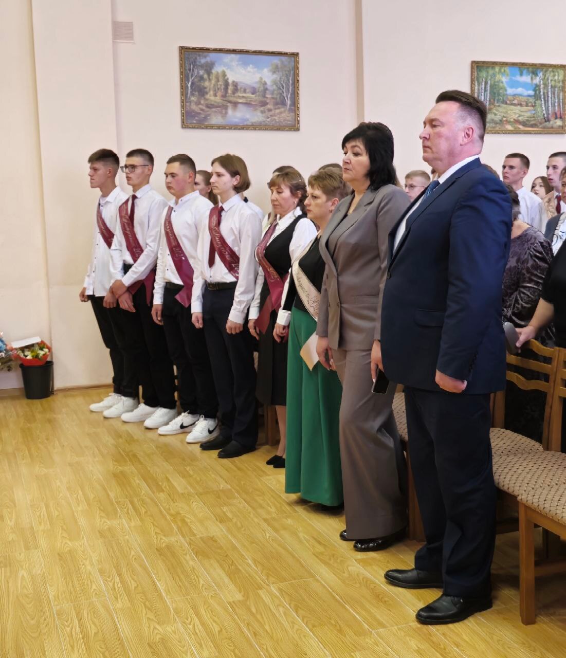 В средней школе имени А. Д. Виноградова прозвенел последний звонок.