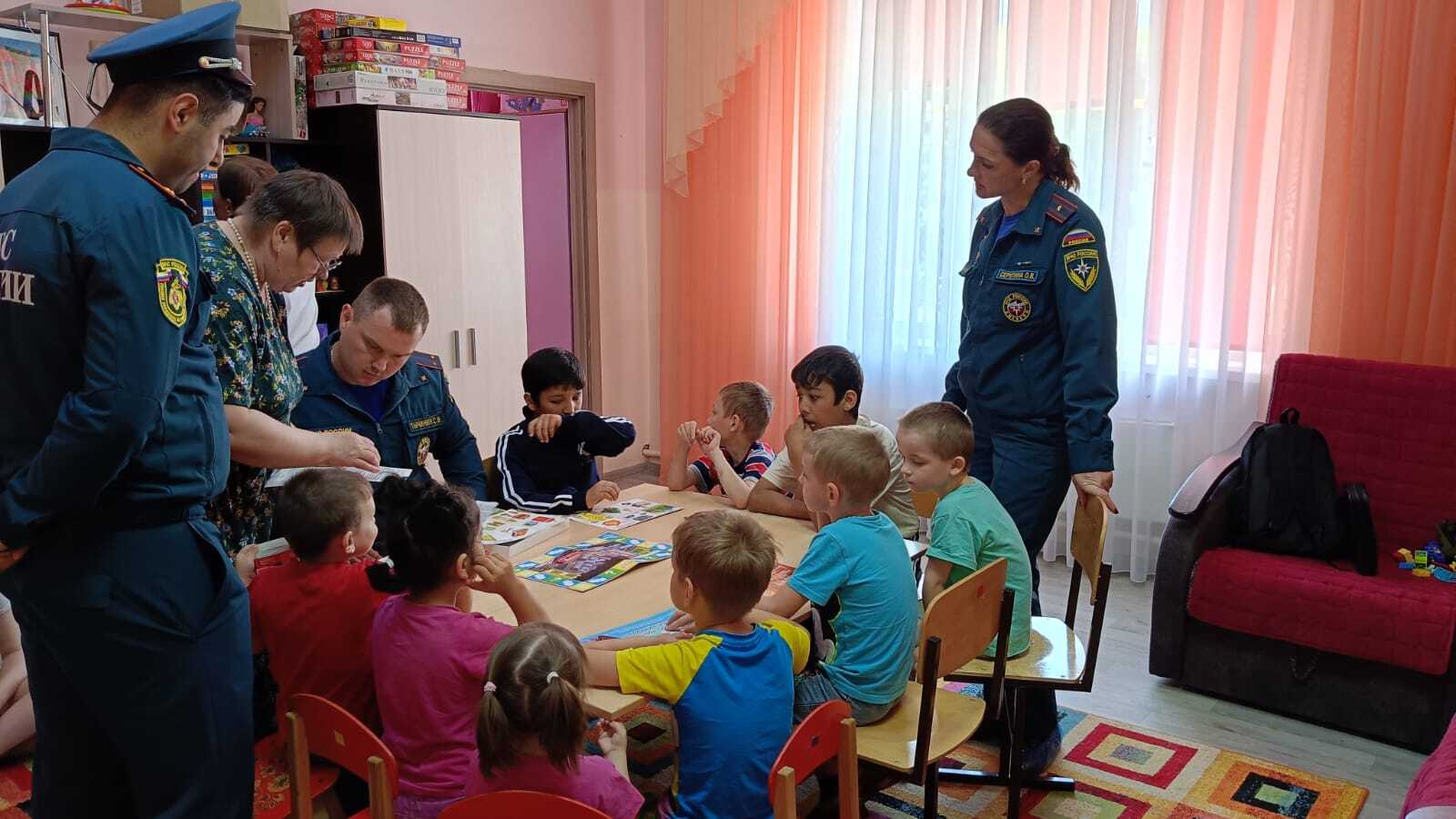 Сотрудники МЧС провели урок безопасности.