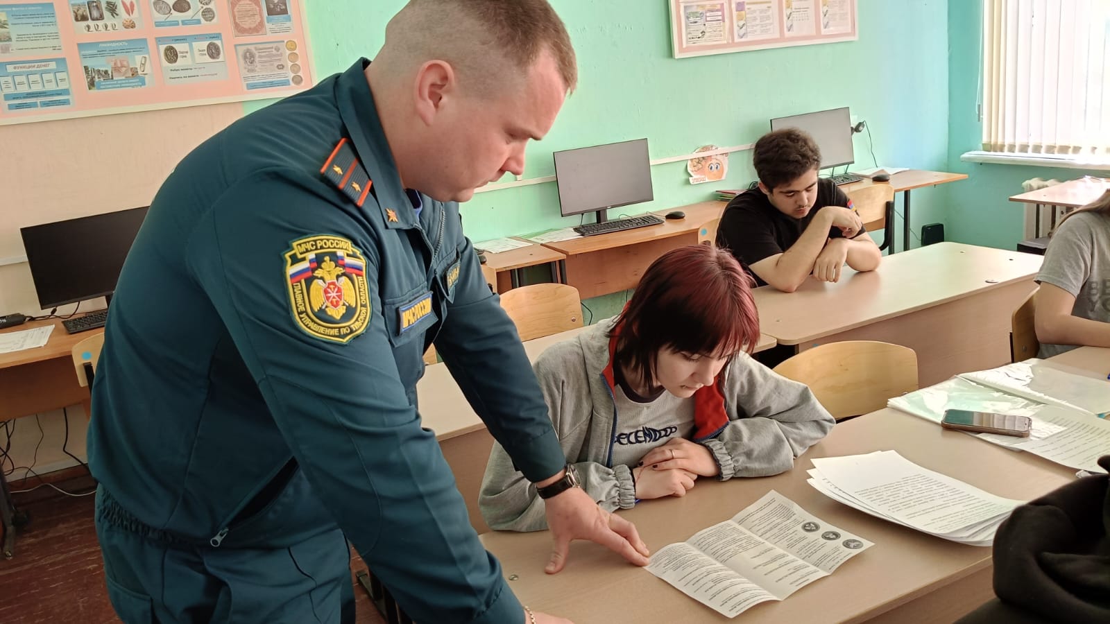 В рамках профориентации сотрудники ОНД и ПР по Одоевскому и Арсеньевскому районам провели открытый урок со студентами Одоевского отделения ГПОУ ТО &quot;Тульский колледж профессиональных технологий и сервиса&quot;.