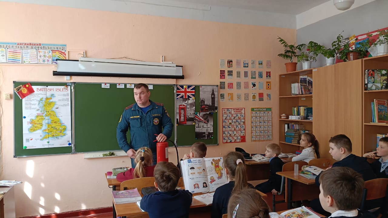В Муниципальном учреждении &quot;Одоевская средняя общеобразовательная школа имени Героя Советского Союза А.Д. Виноградова» сотрудниками ОНД и ПР по Одоевскому и Арсеньевскому районам была проведена беседа с детьми по пожарной безопасности.