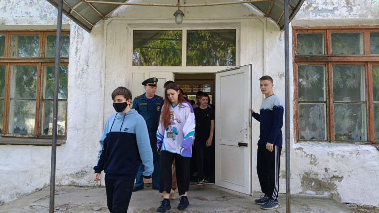 В Одоевском отделении ГПОУ ТО "ТКПТС" состоялась учебная тренировка по эвакуации людей из здания на случай пожара в колледже, которую провели сотрудники ОНД и ПР по Одоевскому и Арсеньевскому районам. В Одоевском отделении ГПОУ ТО "ТКПТС" состоялась учебная тренировка по эвакуации людей из здания на случай пожара в колледже, которую провели сотрудники ОНД и ПР по Одоевскому и Арсеньевскому районам.