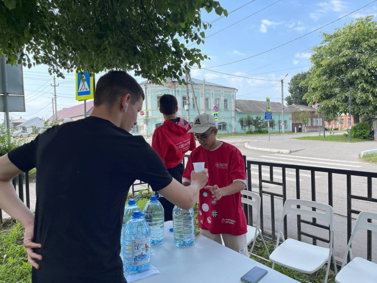 Бесплатная раздача питьевой воды в сквере Героев. Бесплатная раздача питьевой воды в сквере Героев.